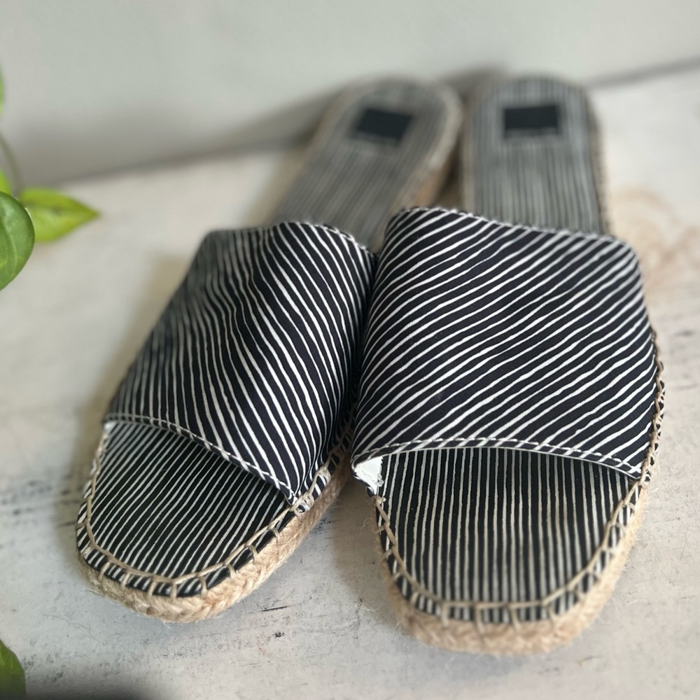 DC 🌟HP🌟by Dolce Vita Slides Blue Stripe Size 8